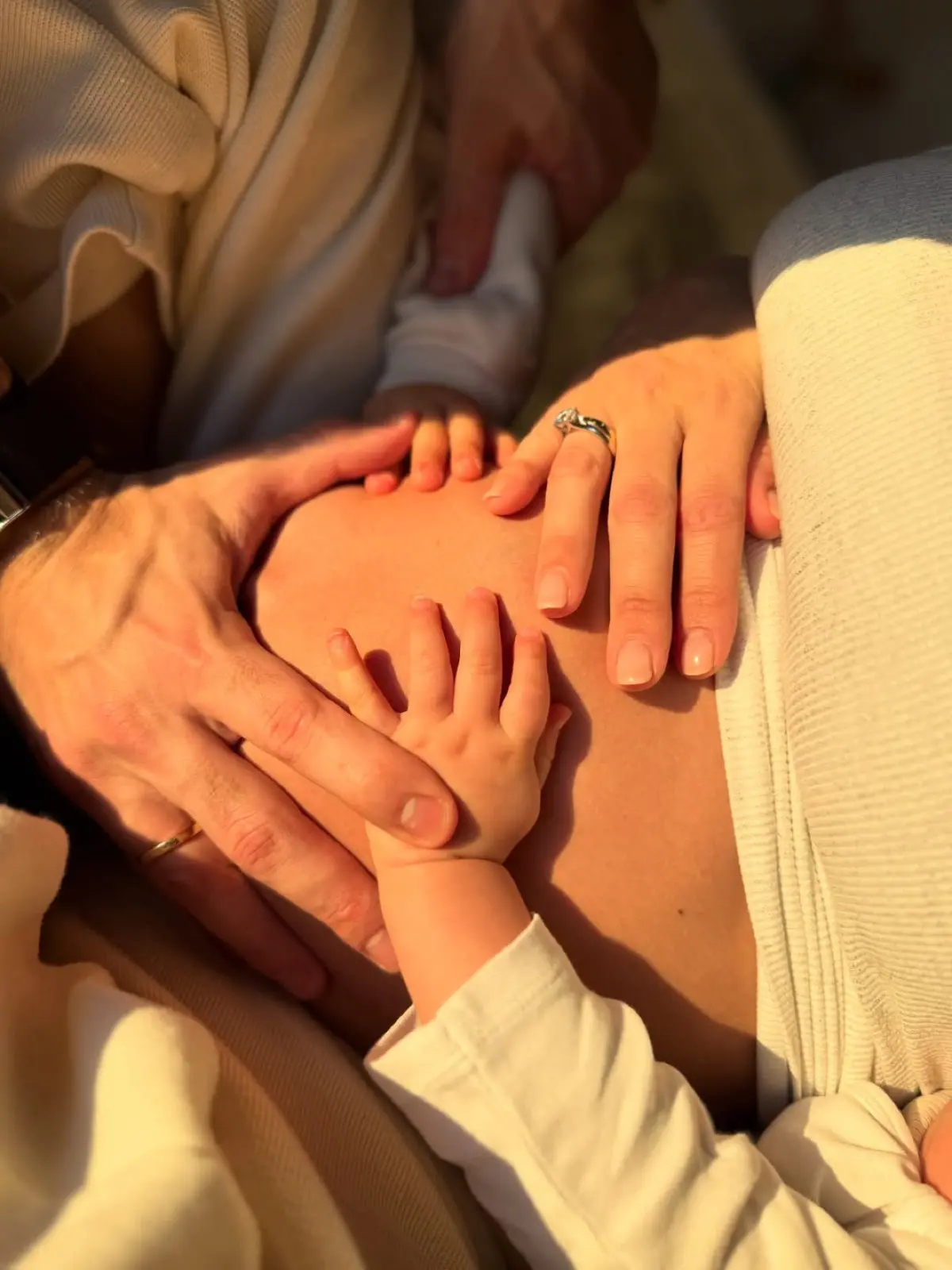 Ναταλία Κηρύκου: Περιμένει το τρίτο της παιδί – «Αυτή η εγκυμοσύνη μας προκάλεσε» 4 Η φουσκωμένη κοιλίτσα της Ναταλίας Κηρύκου με τα χέρια των παιδιών και του συζύγου της πάνω της