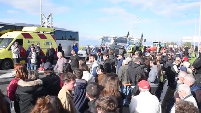 Νίκαια Λάρισας: Έσπασαν τα μπλόκα της αστυνομίας οι αγρότες-Κλειστή η Εθνική Οδός Αθηνών-Θεσσαλονίκης– Ένταση, χημικά και τραυματισμοί