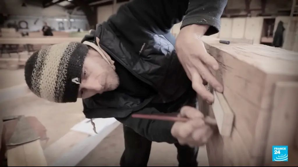 Παναγία των Παρισίων: Ο πρώτος γάμος μετά από τρεις δεκαετίες – Ξυλουργός που συνέβαλε στην ανακατασκευή ο γαμπρός