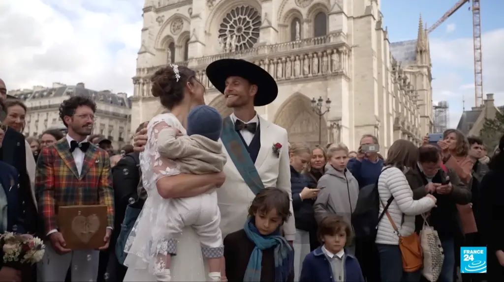 Παναγία των Παρισίων: Ο πρώτος γάμος μετά από τρεις δεκαετίες – Ξυλουργός που συνέβαλε στην ανακατασκευή ο γαμπρός