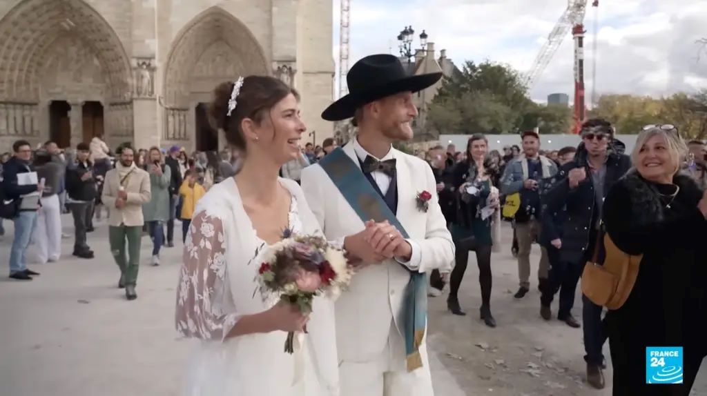 Παναγία των Παρισίων: Ο πρώτος γάμος μετά από τρεις δεκαετίες – Ξυλουργός που συνέβαλε στην ανακατασκευή ο γαμπρός