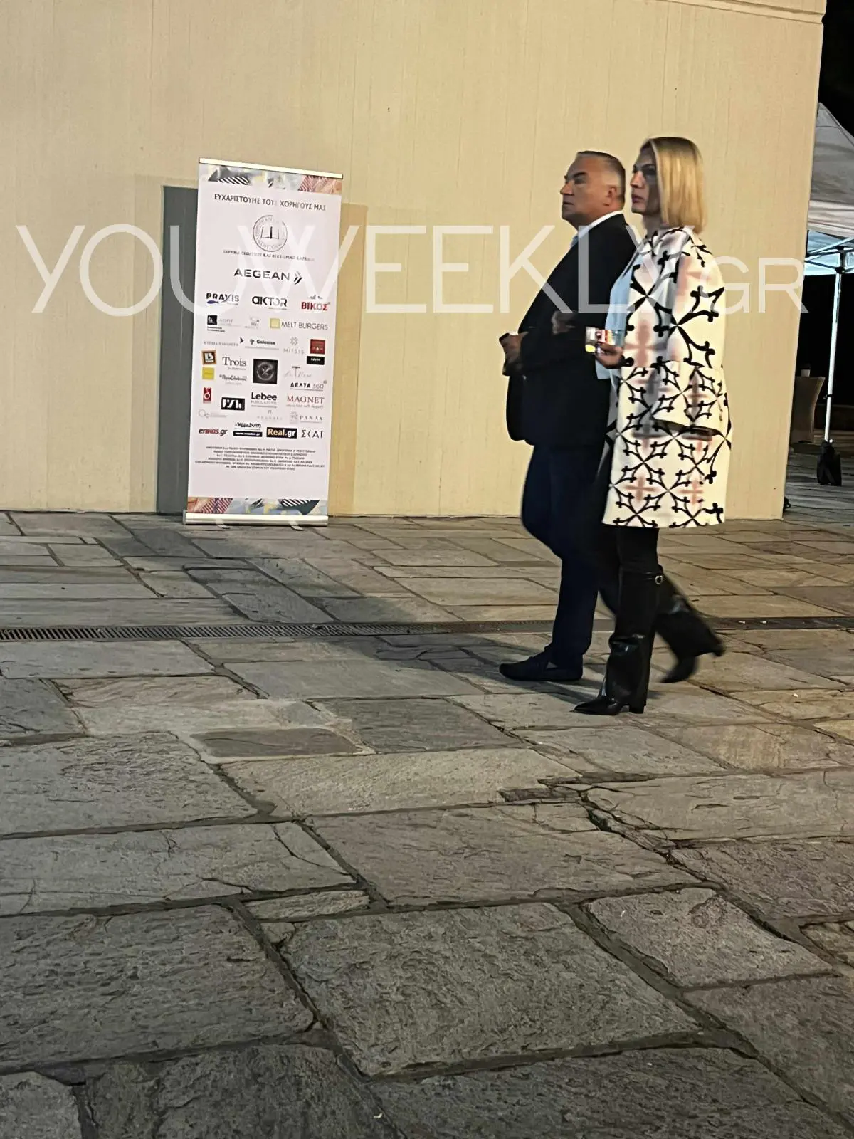 Γιάννης Ντσούνος: Στο θέατρο για να παρακολουθήσει την Σία Κοσιώνη, συνοδευόμενος από τη σύζυγό του – Αποκλειστική εικόνα 2 Ο Γιάννης Ντσούνος και η σύζυγός του