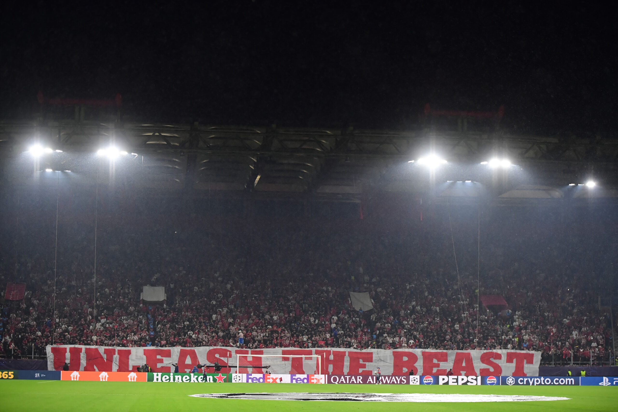 Ολυμπιακός – Αϊντχόφεν: Το εντυπωσιακό κορέο των γηπεδούχων στο γεμάτο «Καραϊσκάκης» 3 Ολυμπιακός – Αϊντχόφεν: Το εντυπωσιακό κορέο των γηπεδούχων στο γεμάτο «Καραϊσκάκης»