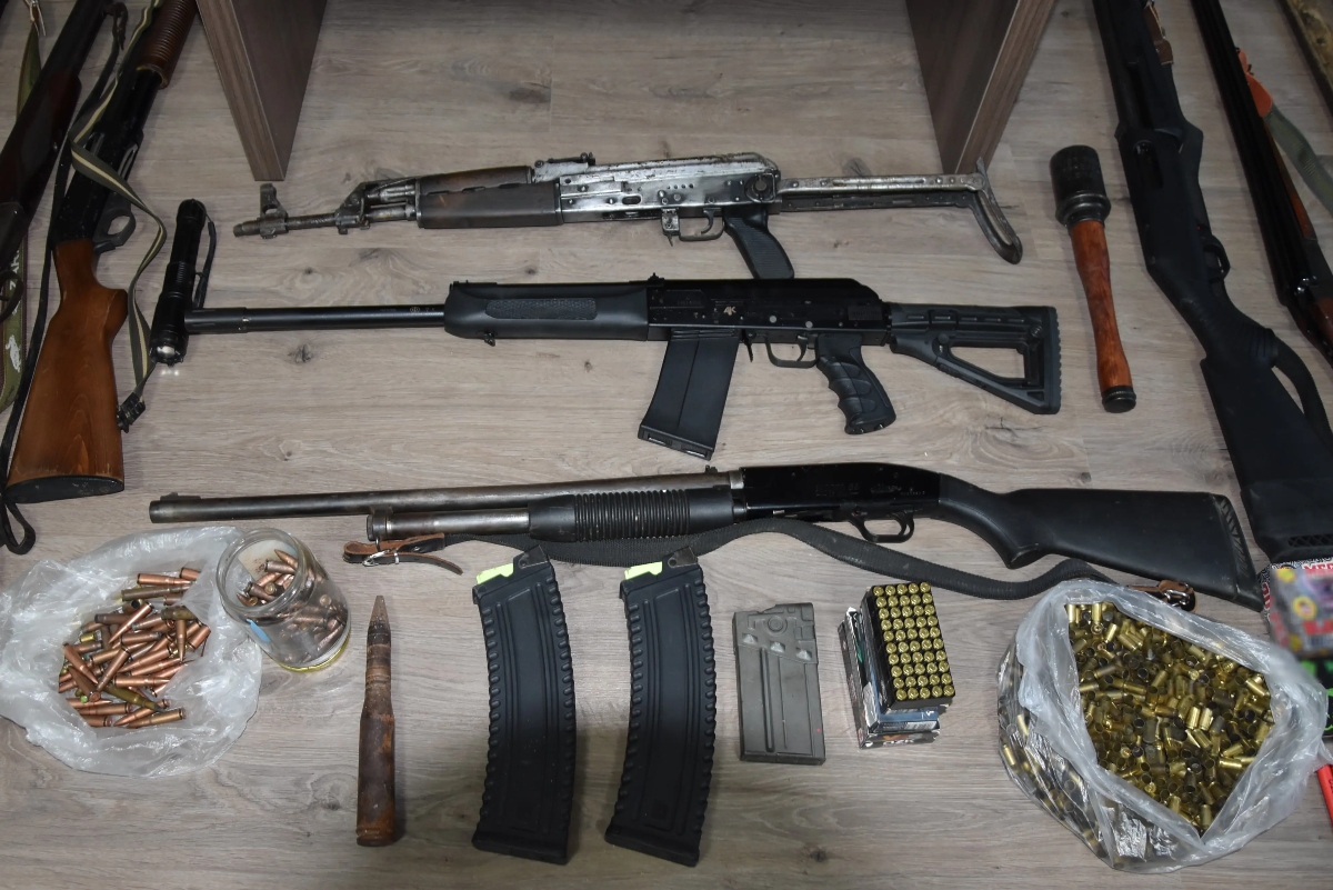 Ρέθυμνο: Μεταμόρφωσαν το σπίτι τους σε οπλοστάσιο – Συνελήφθησαν 5 άτομα 4 Οπλα στο Ρέθυμνο