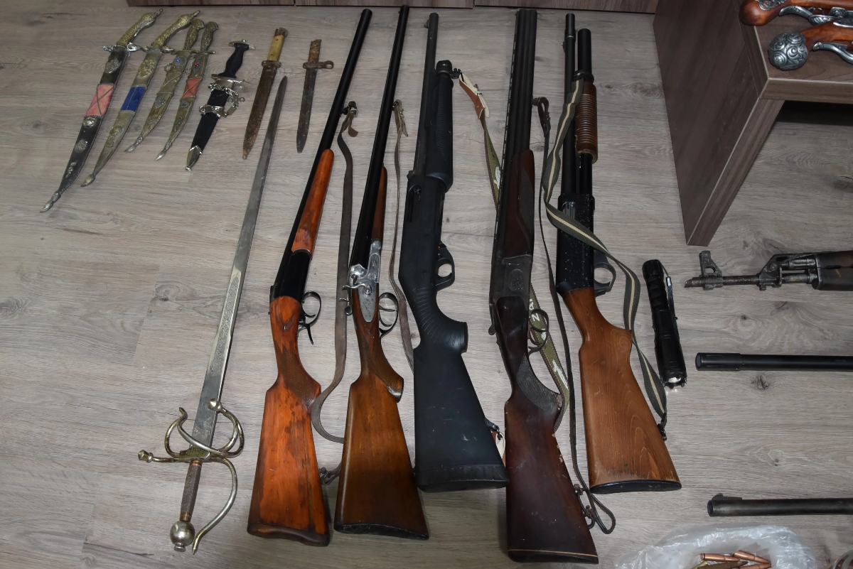 Ρέθυμνο: Μεταμόρφωσαν το σπίτι τους σε οπλοστάσιο – Συνελήφθησαν 5 άτομα 5 Οπλα στο Ρέθυμνο