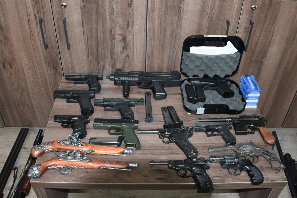 Ρέθυμνο: Μεταμόρφωσαν το σπίτι τους σε οπλοστάσιο – Συνελήφθησαν 5 άτομα 6 Οπλα στο Ρέθυμνο