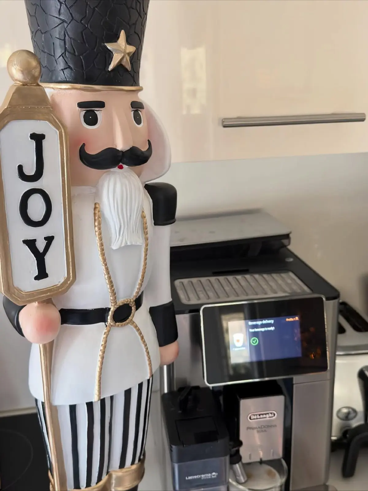 Έλενα Τσαβαλιά: Χριστουγεννιάτικος στολισμός – «Να είμαστε καλά και του χρόνου» (Εικόνα) 8 Ο στολισμός του Ουγγαρέζου στο σπίτι του για τα Χριστούγεννα