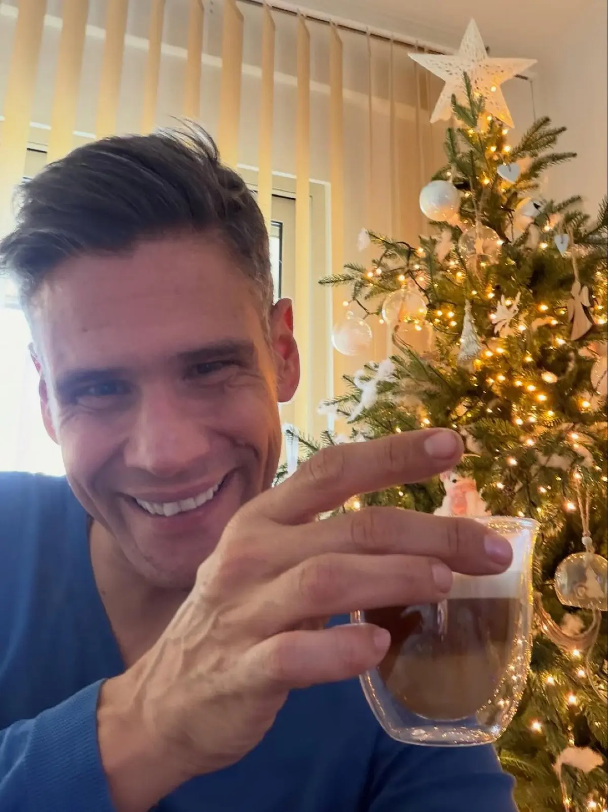 Έλενα Τσαβαλιά: Χριστουγεννιάτικος στολισμός – «Να είμαστε καλά και του χρόνου» (Εικόνα) 10 Ο Δημήτρης Ουγγαρέζος και το χριστουγεννιάτικο δέντρο του