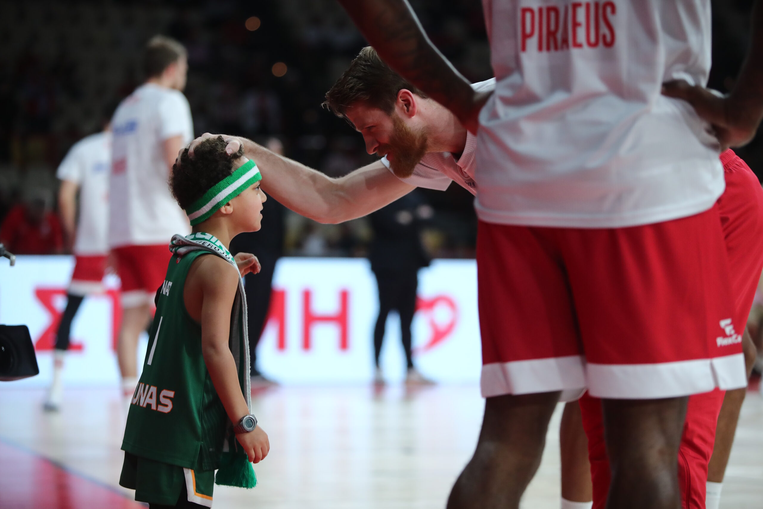 Ολυμπιακός – Ζαλγκίρις: Οι «ερυθρόλευκοι» αγκάλιασαν τον γιο του Γκος στο ΣΕΦ