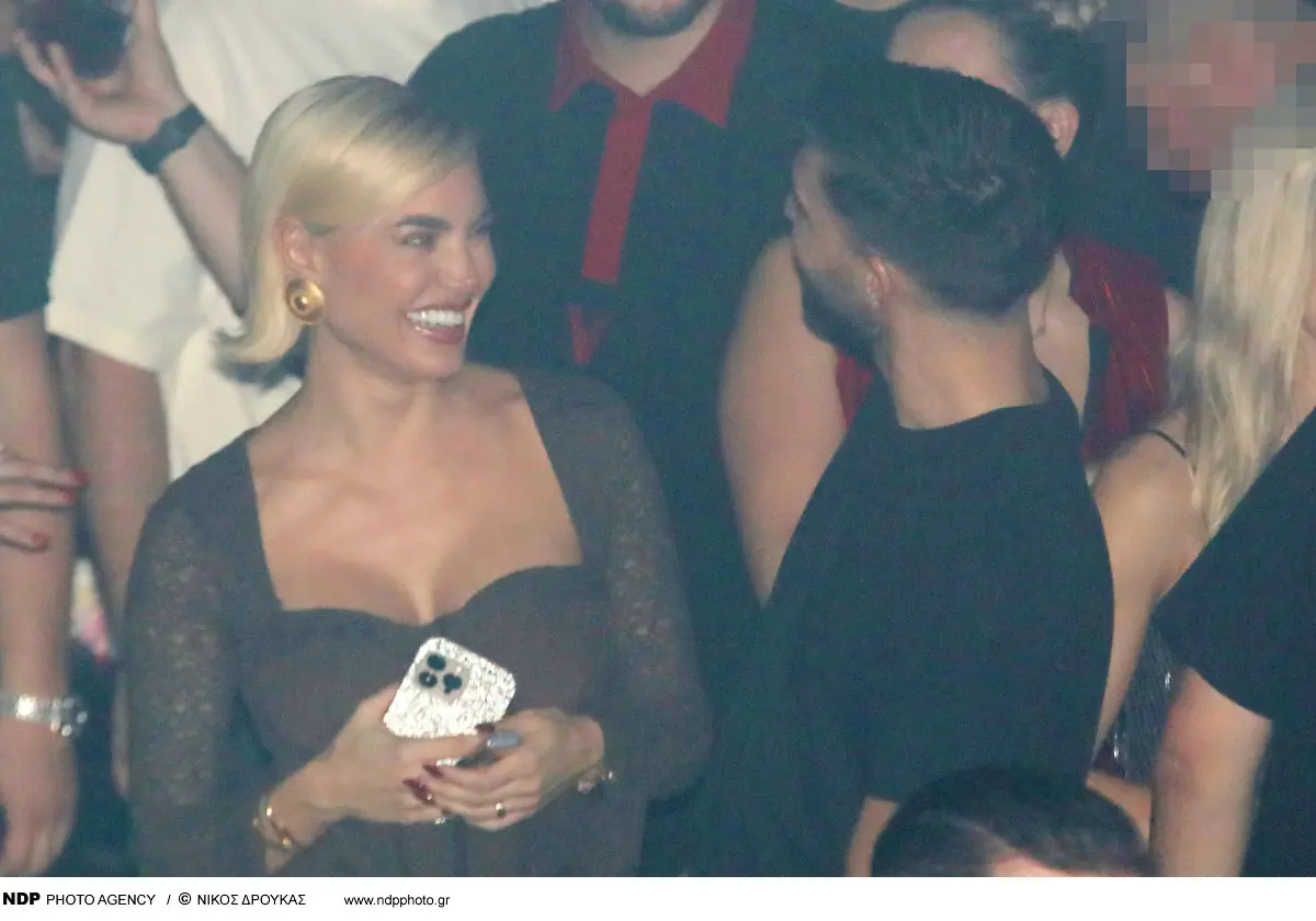 Παναγιώταρου: Οι ρομαντικές στιγμές στα μπουζούκια με τον αγαπημένο της, Αλέξανδρο Λυκούδη (Φωτογραφίες) 11 Η Αλεξάνδρα Παναγιώταρου και ο Αλέξανδρος Λυκούδης στα μπουζούκια γελούν