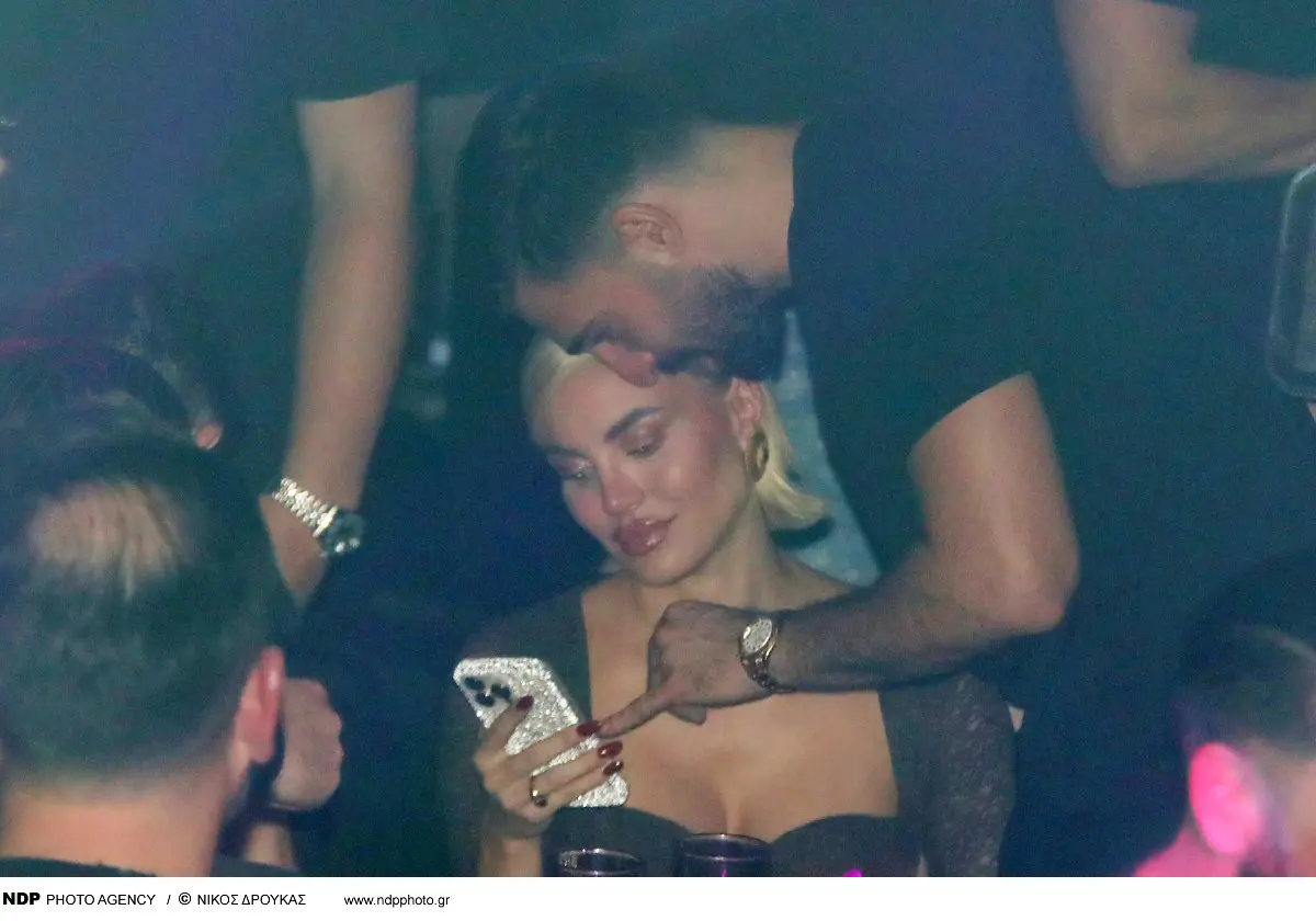 Παναγιώταρου: Οι ρομαντικές στιγμές στα μπουζούκια με τον αγαπημένο της, Αλέξανδρο Λυκούδη (Φωτογραφίες) 10 Η Αλεξάνδρα Παναγιώταρου και ο Αλέξανδρος Λυκούδης στα μπουζούκια συζητούν και κοιτάζουν το κινητό