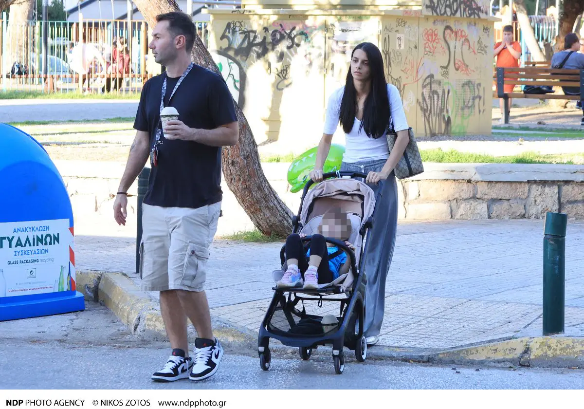 Ο Δημήτρης Παππάς και η Άννα Μπεζάν στην παιδική χαρά με την κόρη τους