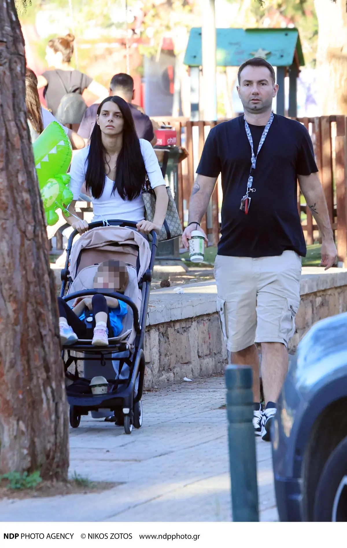 Ο Δημήτρης Παππάς και η Άννα Μπεζάν στην παιδική χαρά με την κόρη τους