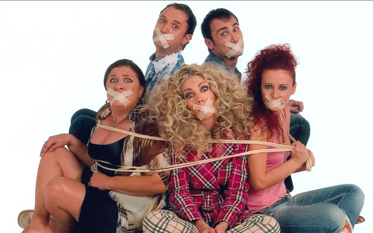 Η επίσημη φωτογράφιση των ηθοποιών για την σειρά παρά πέντε