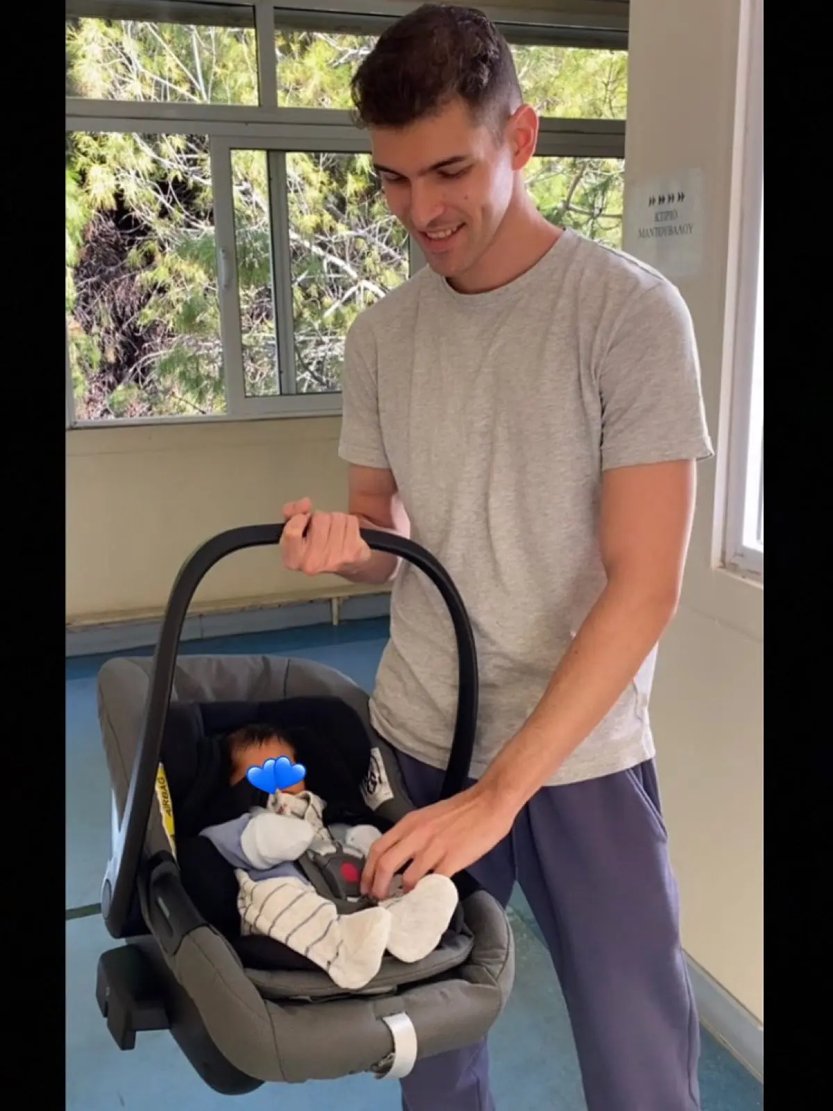 Η Παρασκευή Κερασιώτη με το μωρό της