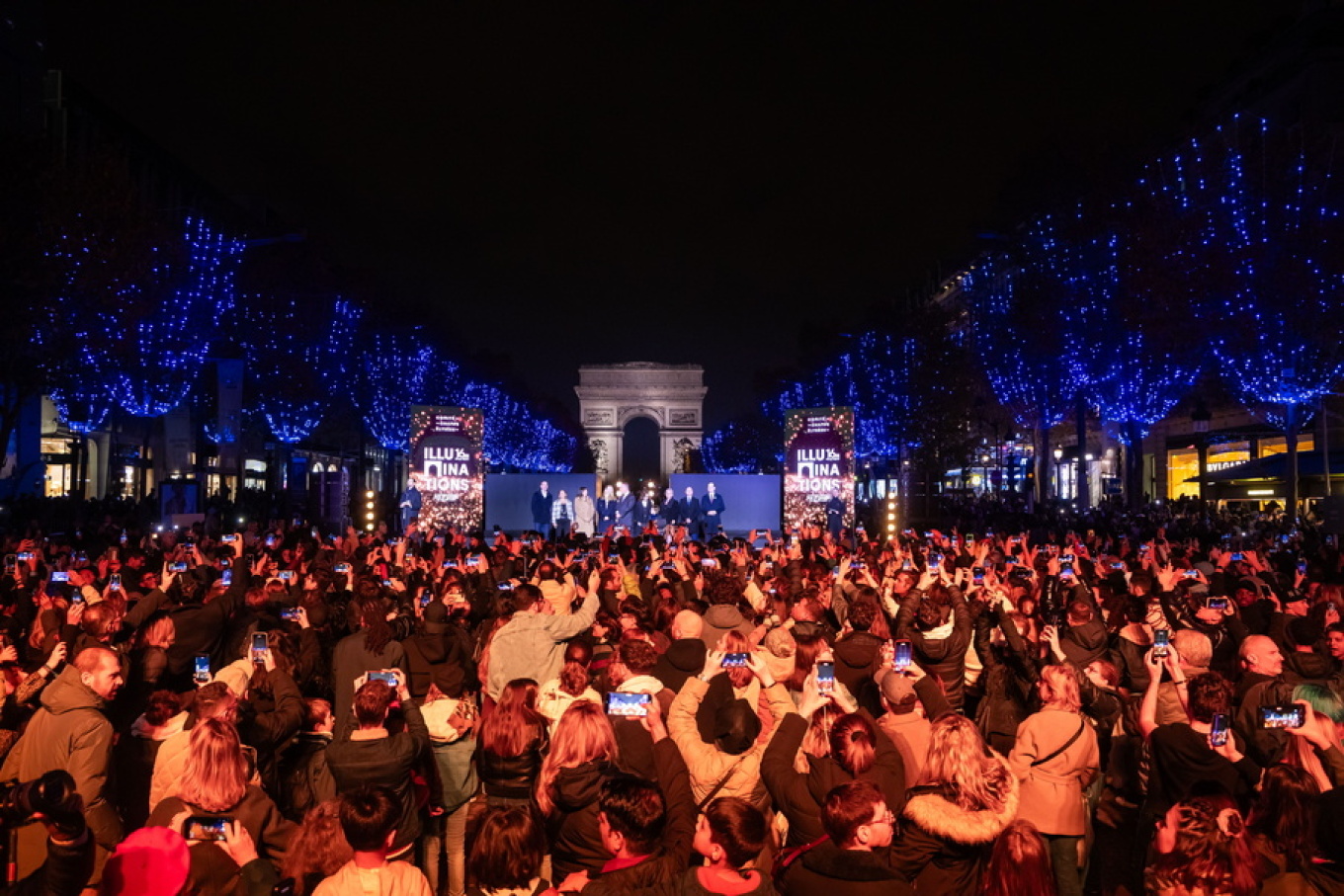 «Άρωμα» Χριστουγέννων στο Παρίσι: Φωταγωγήθηκε η Λεωφόρος Ηλυσίων Πεδίων – Δείτε βίντεο και εικόνες 4 «Άρωμα» Χριστουγέννων στο Παρίσι: Φωταγωγήθηκε η Λεωφόρος Ηλυσίων Πεδίων – Δείτε βίντεο και εικόνες