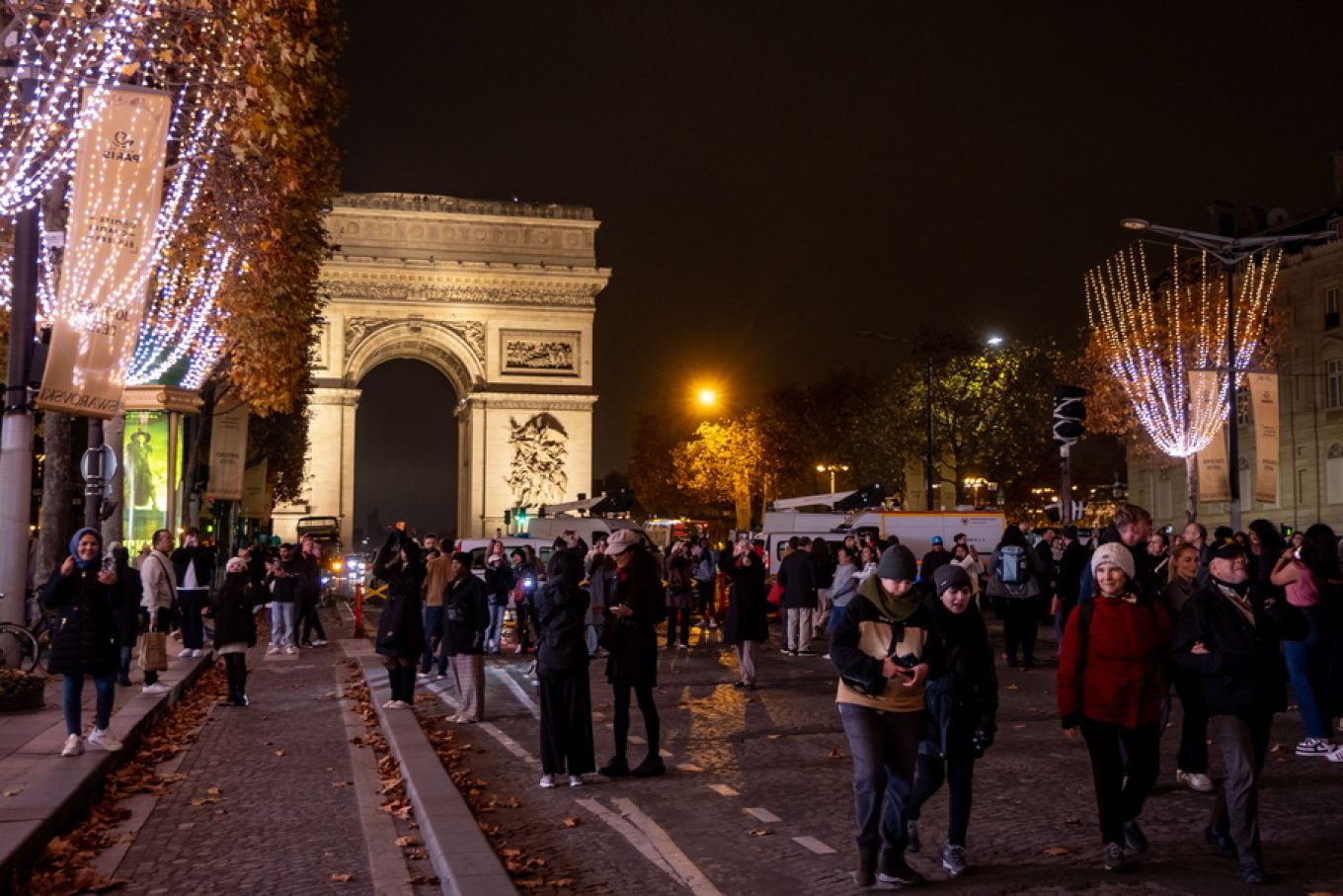 «Άρωμα» Χριστουγέννων στο Παρίσι: Φωταγωγήθηκε η Λεωφόρος Ηλυσίων Πεδίων – Δείτε βίντεο και εικόνες 5 «Άρωμα» Χριστουγέννων στο Παρίσι: Φωταγωγήθηκε η Λεωφόρος Ηλυσίων Πεδίων – Δείτε βίντεο και εικόνες