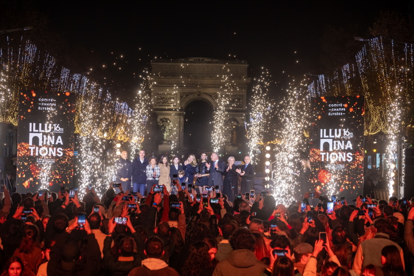 «Άρωμα» Χριστουγέννων στο Παρίσι: Φωταγωγήθηκε η Λεωφόρος Ηλυσίων Πεδίων – Δείτε βίντεο και εικόνες 6 «Άρωμα» Χριστουγέννων στο Παρίσι: Φωταγωγήθηκε η Λεωφόρος Ηλυσίων Πεδίων – Δείτε βίντεο και εικόνες