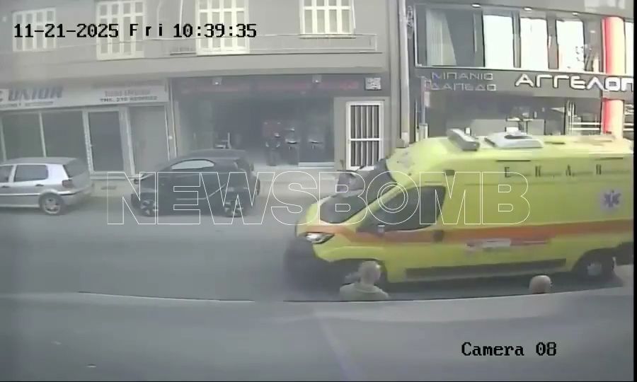 Πειραιάς: Η στιγμή που το ασθενοφόρο παραλαμβάνει το παιδί και το μεταφέρει στο νοσοκομείο