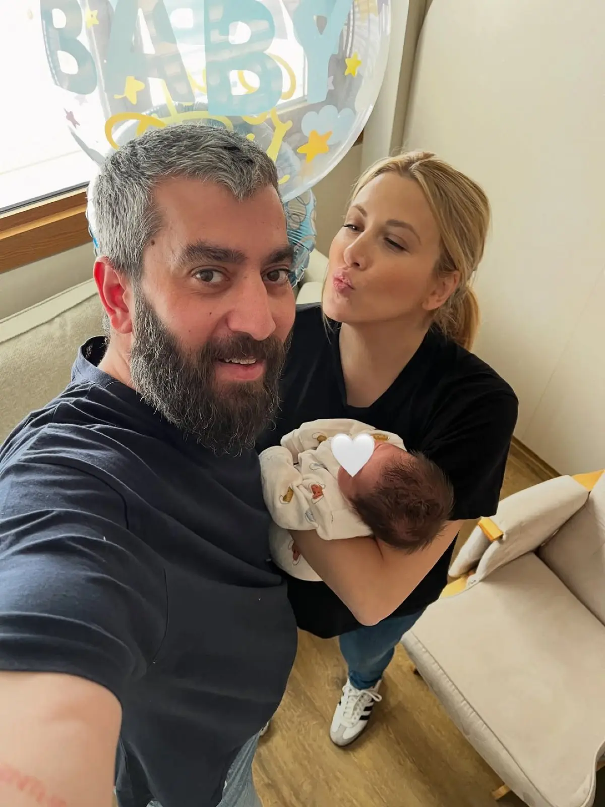 Η Φωτεινή Πετρογιάννη με τον Μιχάλη Ρουμπή και μωρό τους στο μαιευτήριο