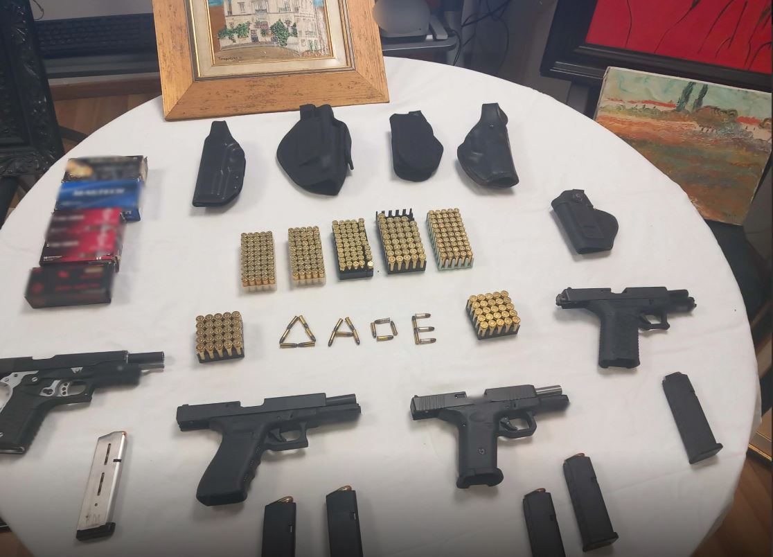 Συνελήφθη σπείρα για πώληση πλαστών έργων τέχνης – Χειροπέδες σε 42χρονο και 57χρονο 2 Συνελήφθη σπείρα για πώληση πλαστών έργων τέχνης – Χειροπέδες σε 42χρονο και 57χρονο