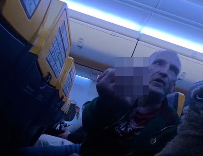 Βίντεο: Μεθυσμένος επιβάτης υποχρέωσε πιλότο να ματαιώσει προσγείωση – Η αστυνομία επενέβη για να τον κατευνάσει