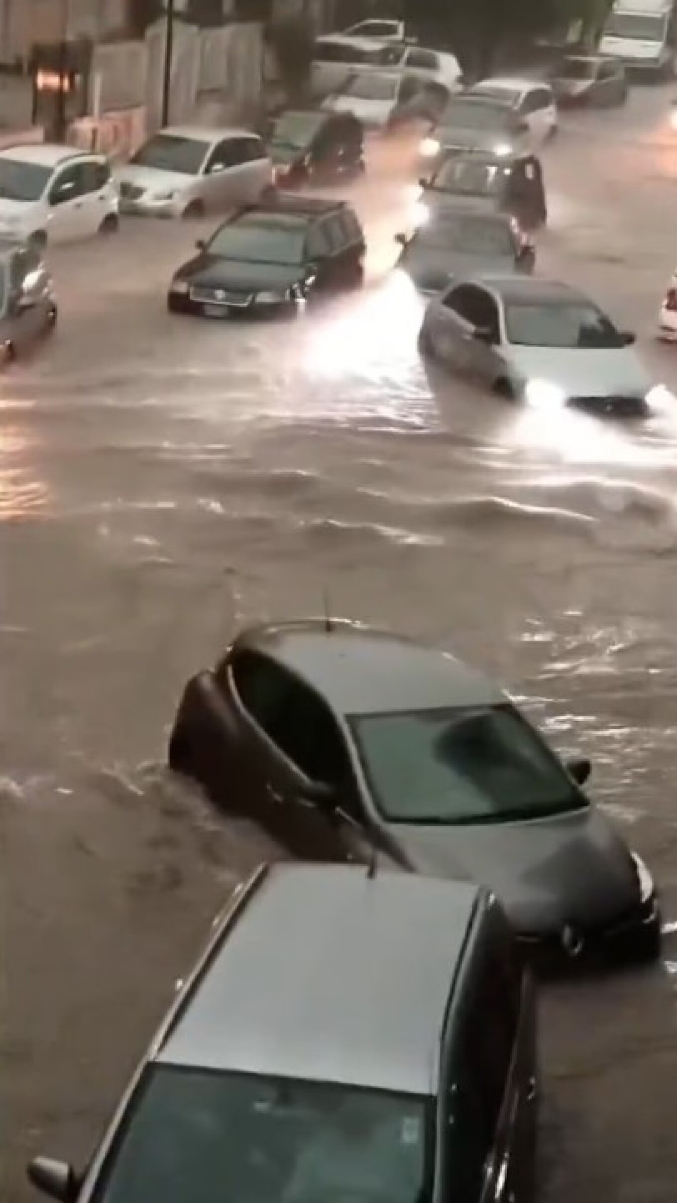 Ιταλία και Ισπανία υπό την απειλή κακοκαιρίας: Δρόμοι γίνονται ποτάμια από ισχυρές καταιγίδες – Δείτε εικόνες και βίντεο 6 Ιταλία και Ισπανία υπό την απειλή κακοκαιρίας: Δρόμοι γίνονται ποτάμια από ισχυρές καταιγίδες – Δείτε εικόνες και βίντεο