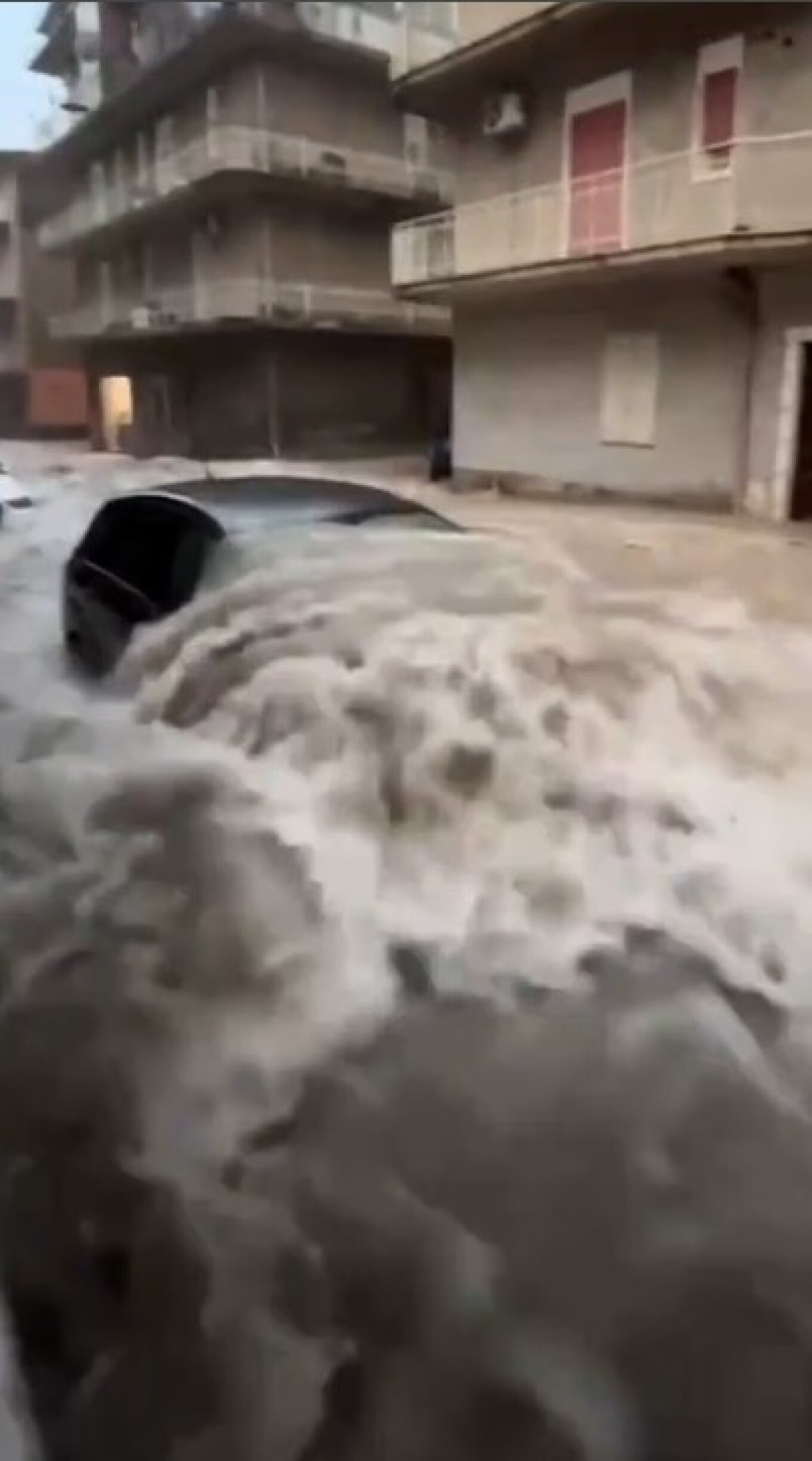 Ιταλία και Ισπανία υπό την απειλή κακοκαιρίας: Δρόμοι γίνονται ποτάμια από ισχυρές καταιγίδες – Δείτε εικόνες και βίντεο 5 Ιταλία και Ισπανία υπό την απειλή κακοκαιρίας: Δρόμοι γίνονται ποτάμια από ισχυρές καταιγίδες – Δείτε εικόνες και βίντεο