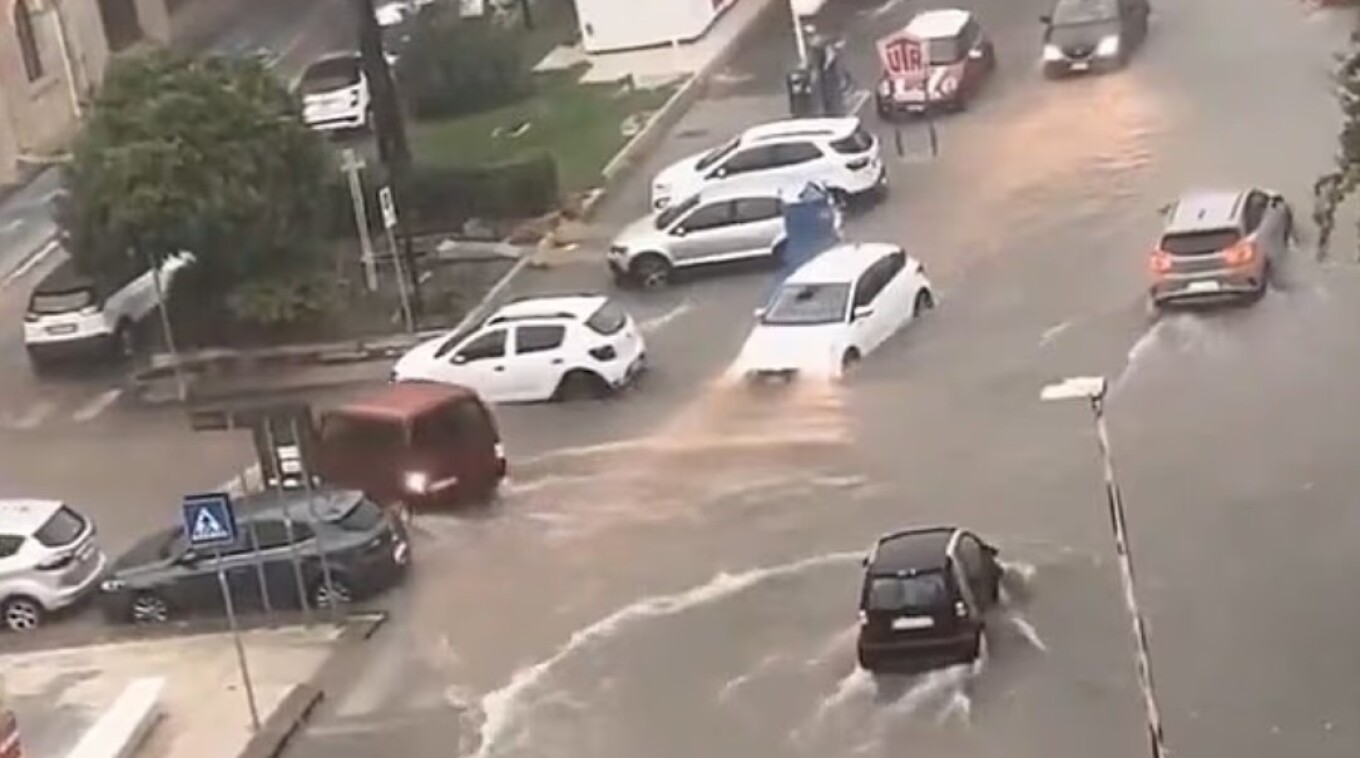 Ιταλία και Ισπανία υπό την απειλή κακοκαιρίας: Δρόμοι γίνονται ποτάμια από ισχυρές καταιγίδες – Δείτε εικόνες και βίντεο 4 Ιταλία και Ισπανία υπό την απειλή κακοκαιρίας: Δρόμοι γίνονται ποτάμια από ισχυρές καταιγίδες – Δείτε εικόνες και βίντεο