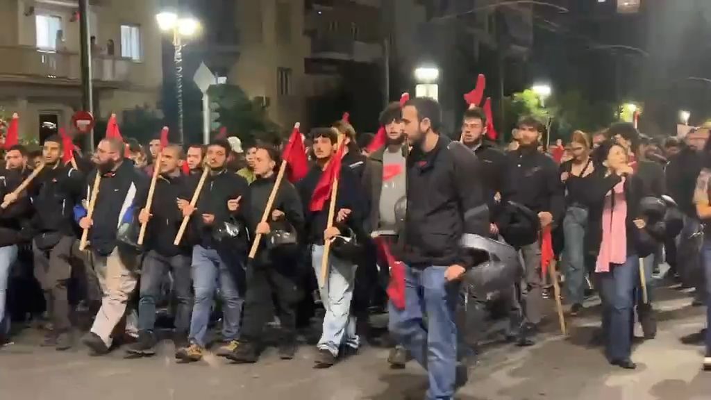 plithos-kosmoy-stin-poreia-gia-to-polytechneio-me-proorismo-tin-amerikaniki-presveia-1763396678