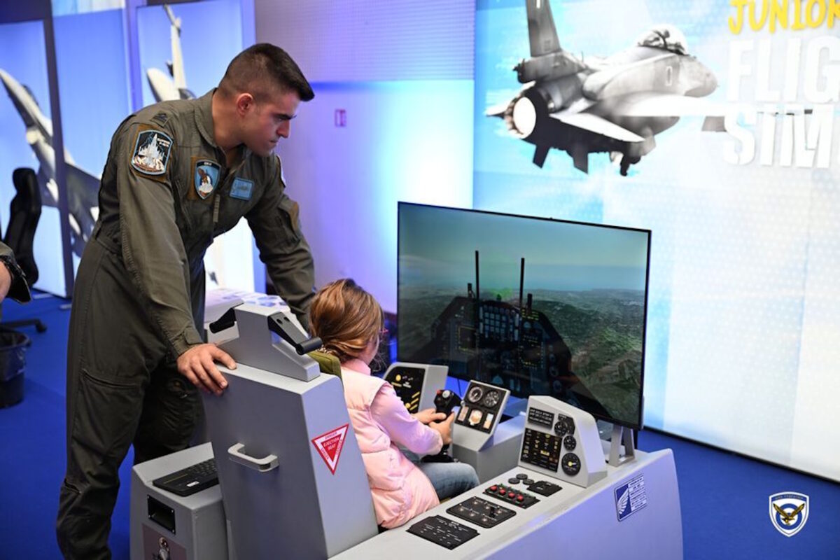 Εκθεσιακό περίπτερο της Πολεμικής Αεροπορίας στο σταθμό του μετρό «Σύνταγμα»