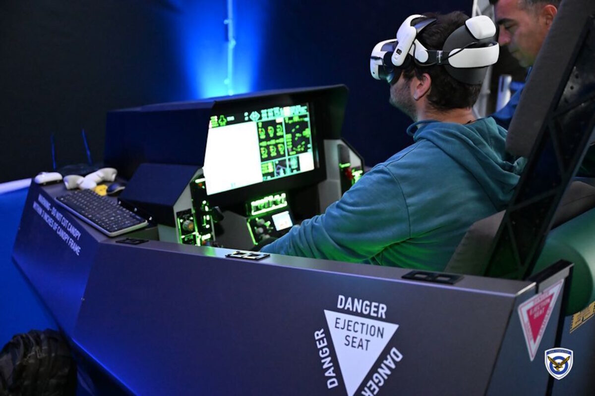 Εκθεσιακό περίπτερο της Πολεμικής Αεροπορίας στο σταθμό του μετρό «Σύνταγμα»