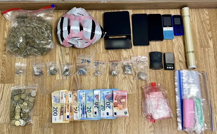 Αττική: Μεγάλη επιχείρηση της ΕΛΑΣ εξαρθρώνει κύκλωμα διακίνησης ηρωίνης και κάνναβης 2 Τα αντικείμενα και τα χρήματα που κατασχέθηκαν από την ελληνική αστυνομία