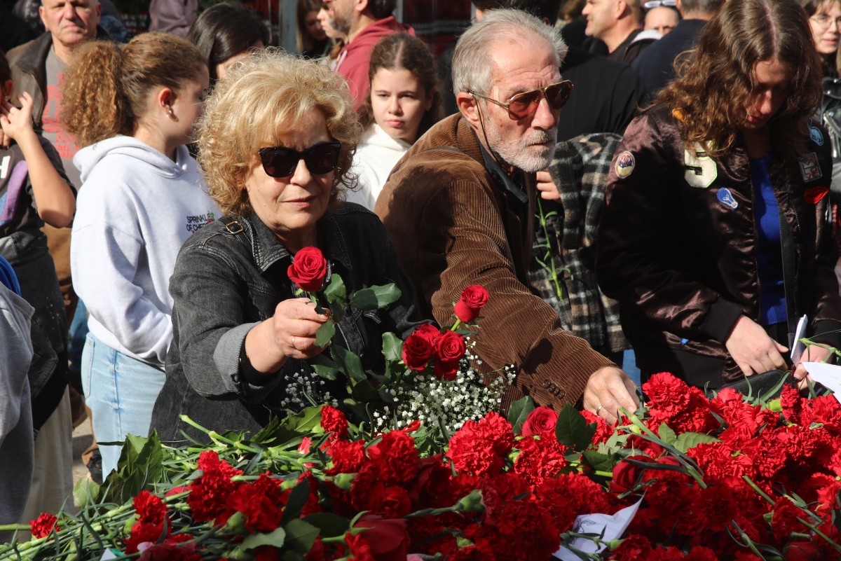 Πολυτεχνείο: Νέοι και ηλικιωμένοι τίμησαν τους πεσόντες – Δείτε φωτογραφίες 9 πολυτεχνείο