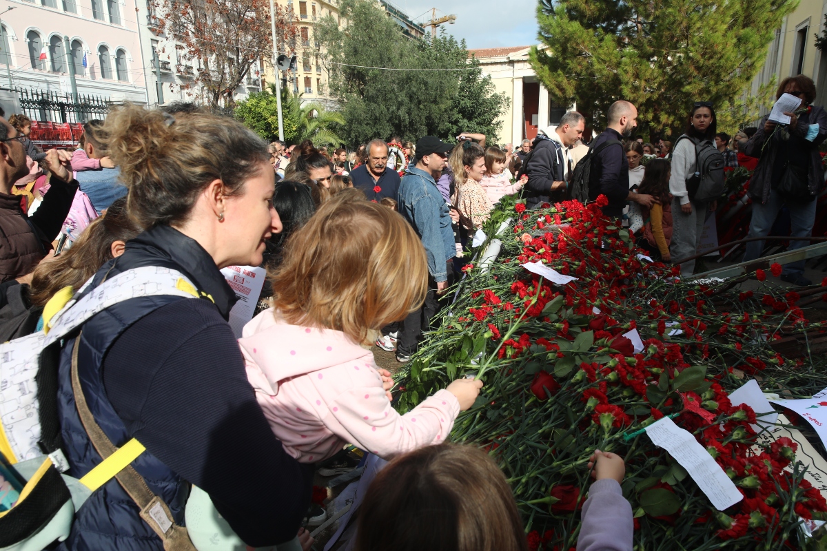 Πολυτεχνείο: Νέοι και ηλικιωμένοι τίμησαν τους πεσόντες – Δείτε φωτογραφίες 8 πολυτεχνείο