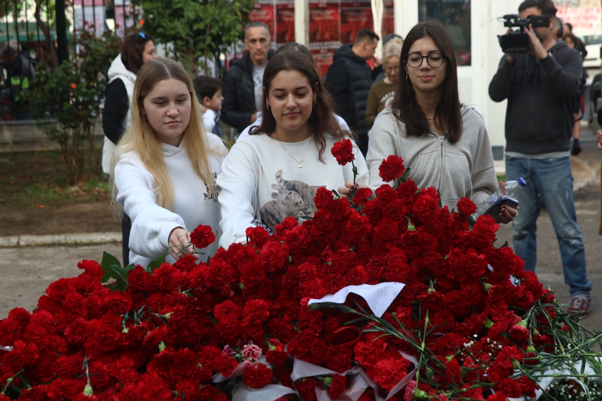 Πολυτεχνείο: Νέοι και ηλικιωμένοι τίμησαν τους πεσόντες – Δείτε φωτογραφίες 6 Παιδια