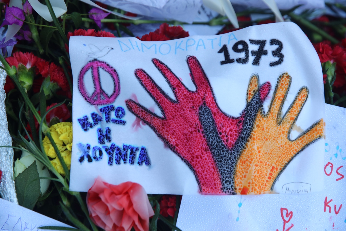 Πολυτεχνείο: Νέοι και ηλικιωμένοι τίμησαν τους πεσόντες – Δείτε φωτογραφίες 10 ζωγραφια