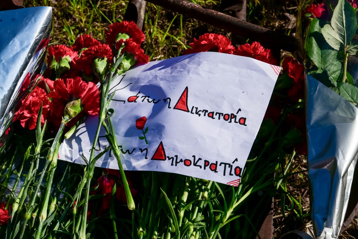 Πολυτεχνείο: Συγκρούσεις με τραυματίες και καταστροφές πριν ανοίξουν οι πύλες – Ξεκίνησαν οι τριήμερες εκδηλώσεις 4 Ο εορτασμός του Πολυτεχνείου