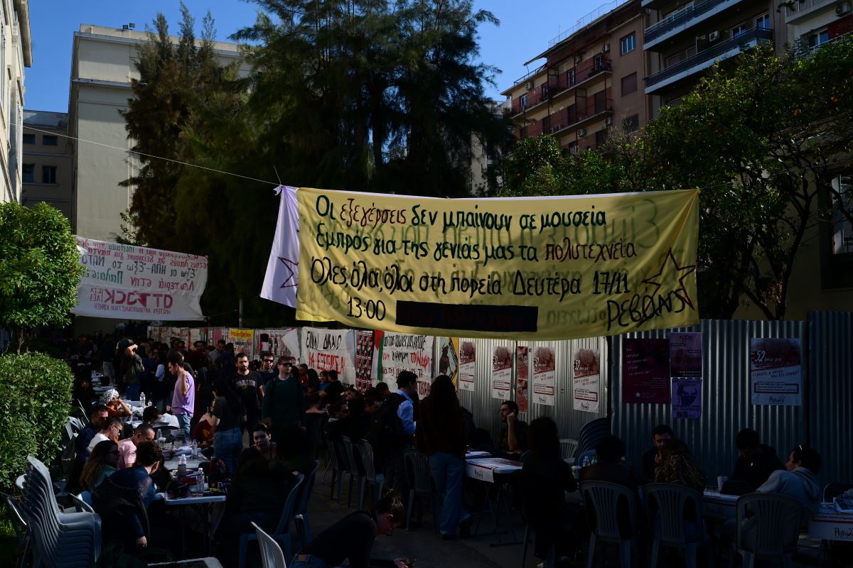 Πολυτεχνείο: Συγκρούσεις με τραυματίες και καταστροφές πριν ανοίξουν οι πύλες – Ξεκίνησαν οι τριήμερες εκδηλώσεις 5 Επέτειος του Πολυτεχνείου