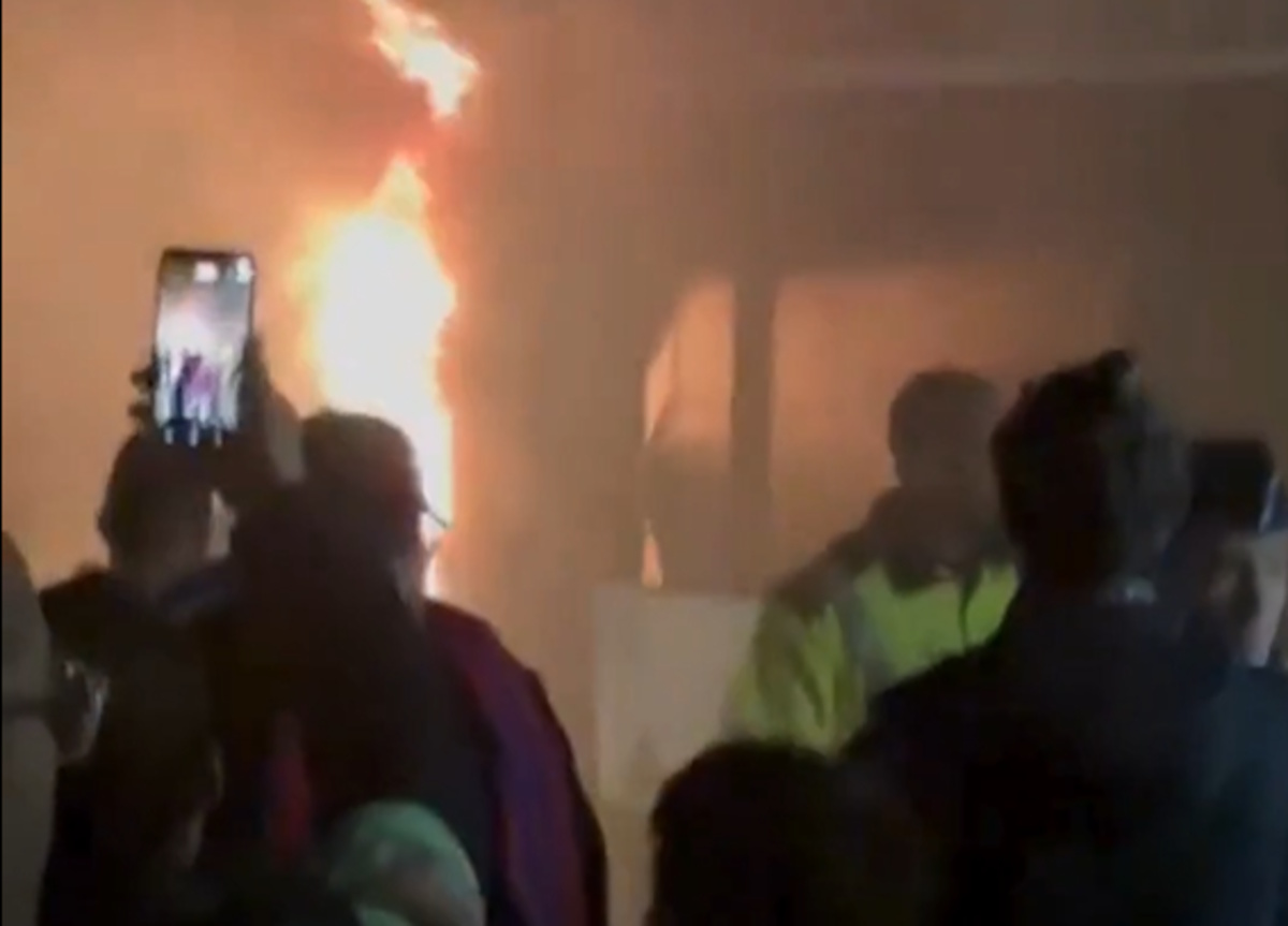 Φίλαθλοι της Μπαρτσελόνα άναψαν πυρσούς σε λεωφορείο και το όχημα παραδόθηκε στις φλόγες