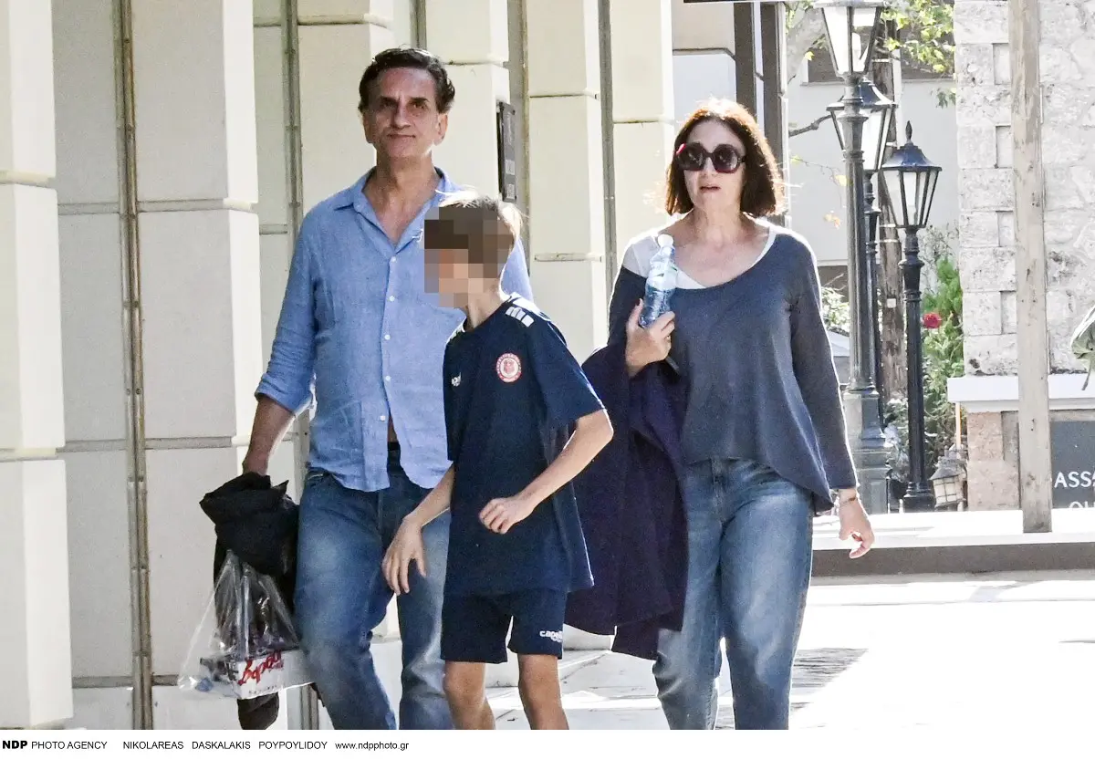 Νίκος Ψαρράς: Οικογενειακή εξόρμηση στην Κηφισιά με τη σύζυγο και τον γιο τους, Πάνο (Φωτογραφίες) 7 Η Ελένη Καρακούλη και ο Νίκος Ψαρράς με τον γιο τους