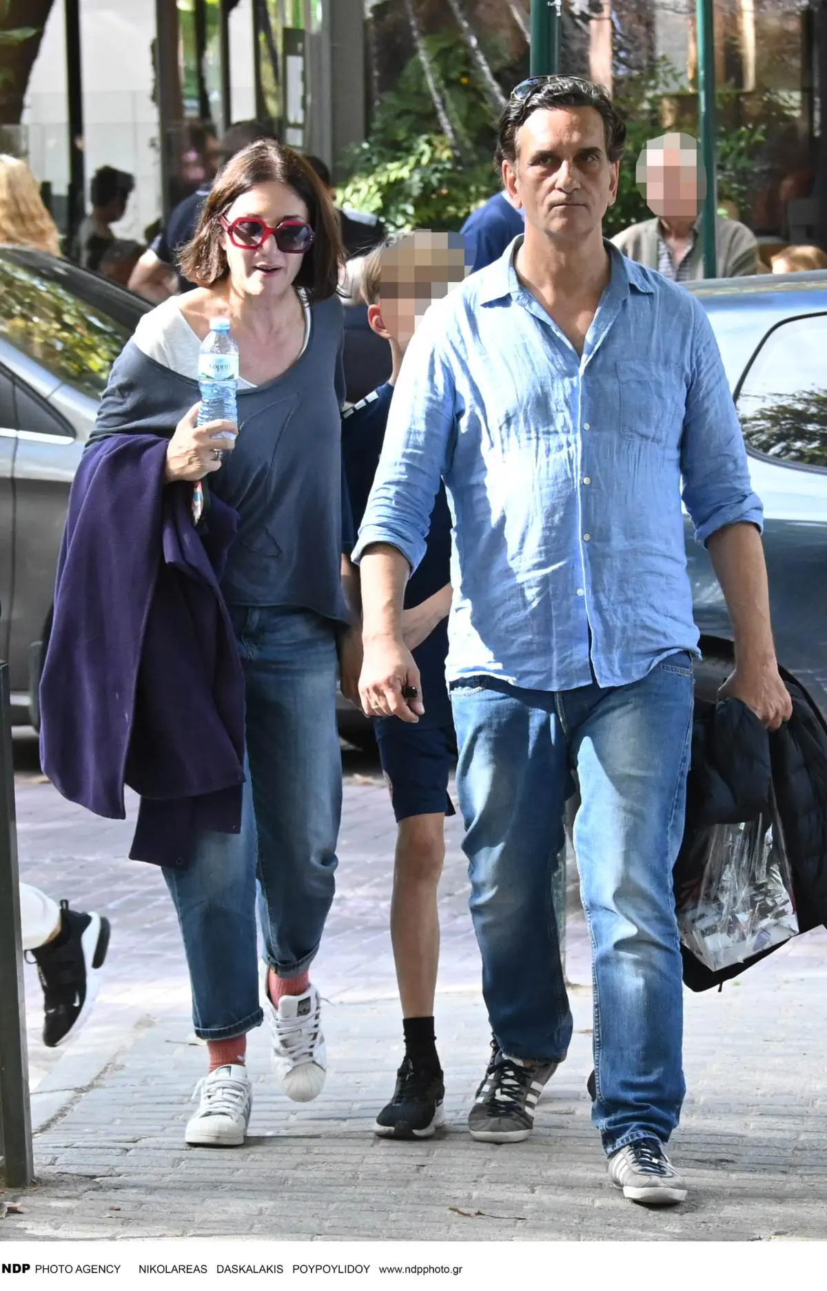 Νίκος Ψαρράς: Οικογενειακή εξόρμηση στην Κηφισιά με τη σύζυγο και τον γιο τους, Πάνο (Φωτογραφίες) 8 Η Ελένη Καρακούλη και ο Νίκος Ψαρράς με τον γιο τους στην Κηφισιά