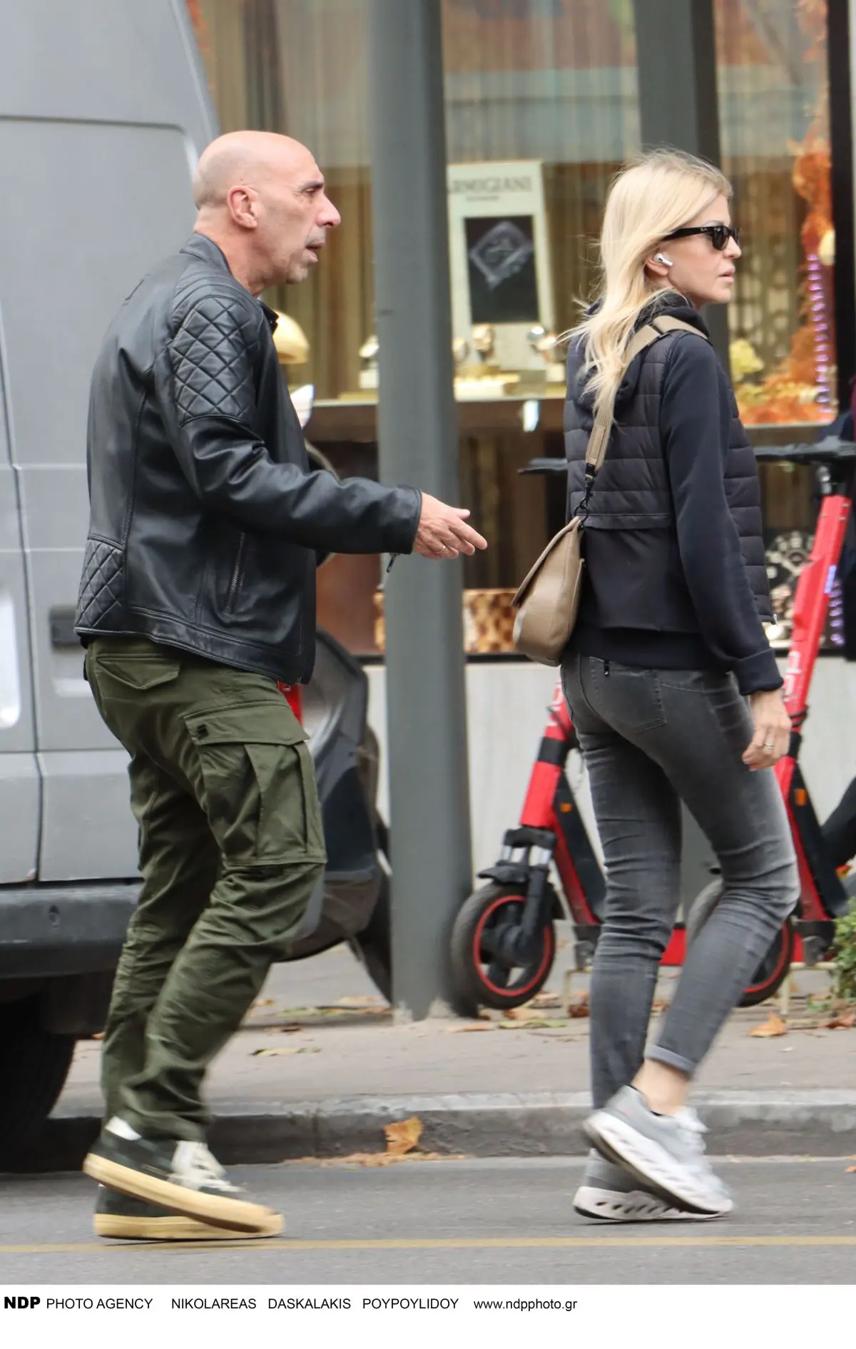 Έλενα Ράπτη: Σπεύδει στο κέντρο της Αθήνας – Ακολουθεί ο Γιάννης Μπρατάκος (Φωτογραφίες) 6 Η Έλενα Ράπτη και ο Γιάννης Μπρατάκος