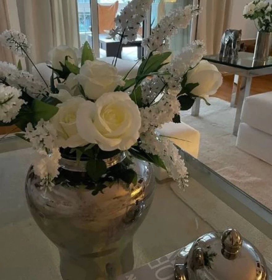 Ρούλα Κορομηλά: Χριστουγεννιάτικη διακόσμηση – Παραμυθένια η μονοκατοικία της στην Κηφισιά 18 Ρούλα Κορομηλά σπίτι σαλόνι