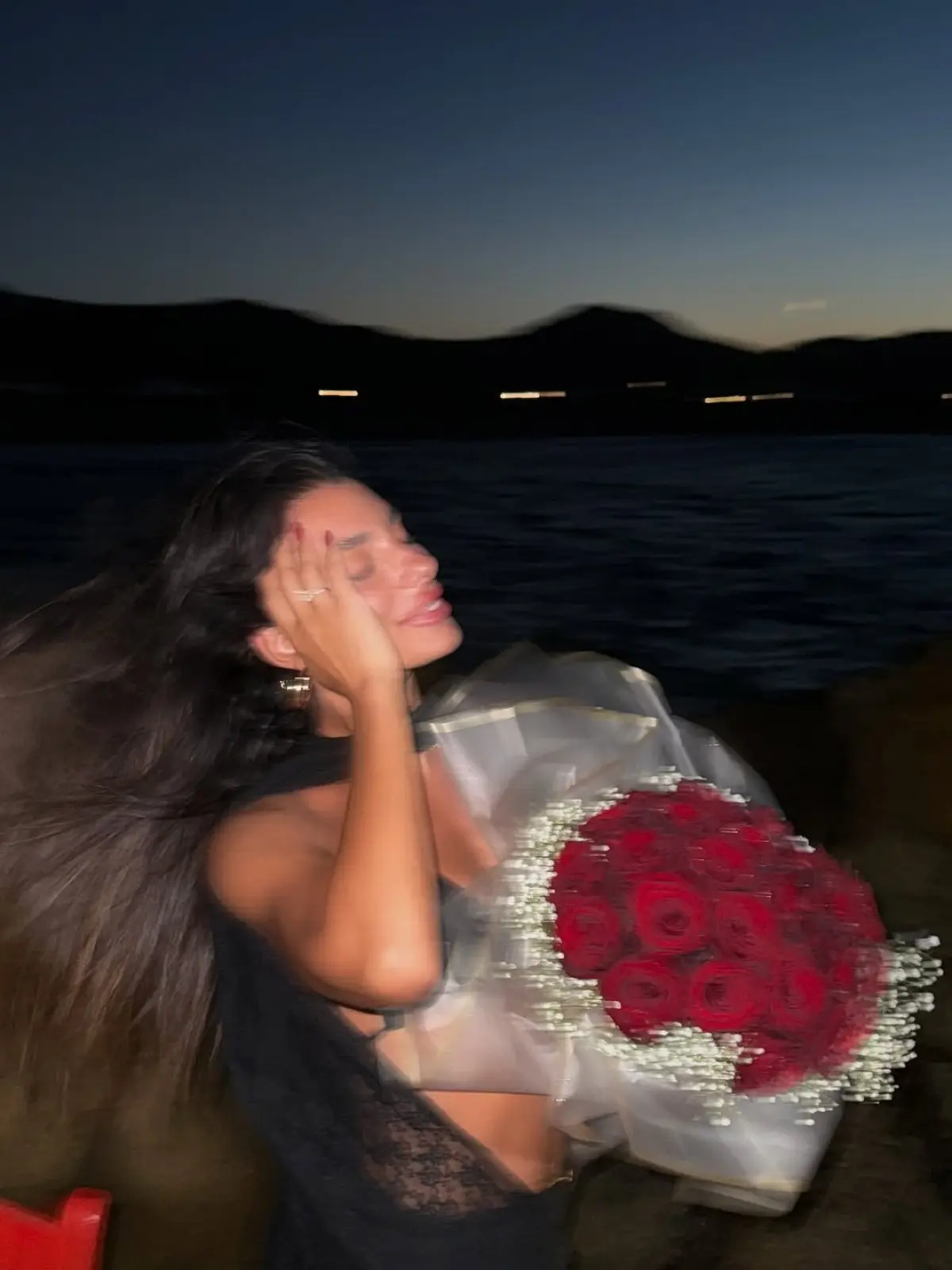 Η Μαριαλένα Ρουμελιώτη με τριαντάφυλλα στα χέρια και το μονόπετρο του Σάκη Κατσούλη