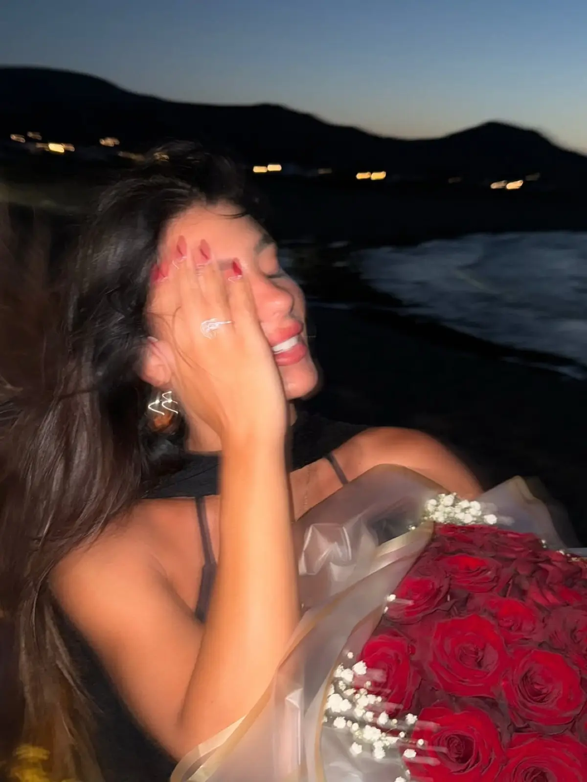 Η Μαριαλένα Ρουμελιώτη με τριαντάφυλλα στα χέρια και το μονόπετρο του Σάκη Κατσούλη