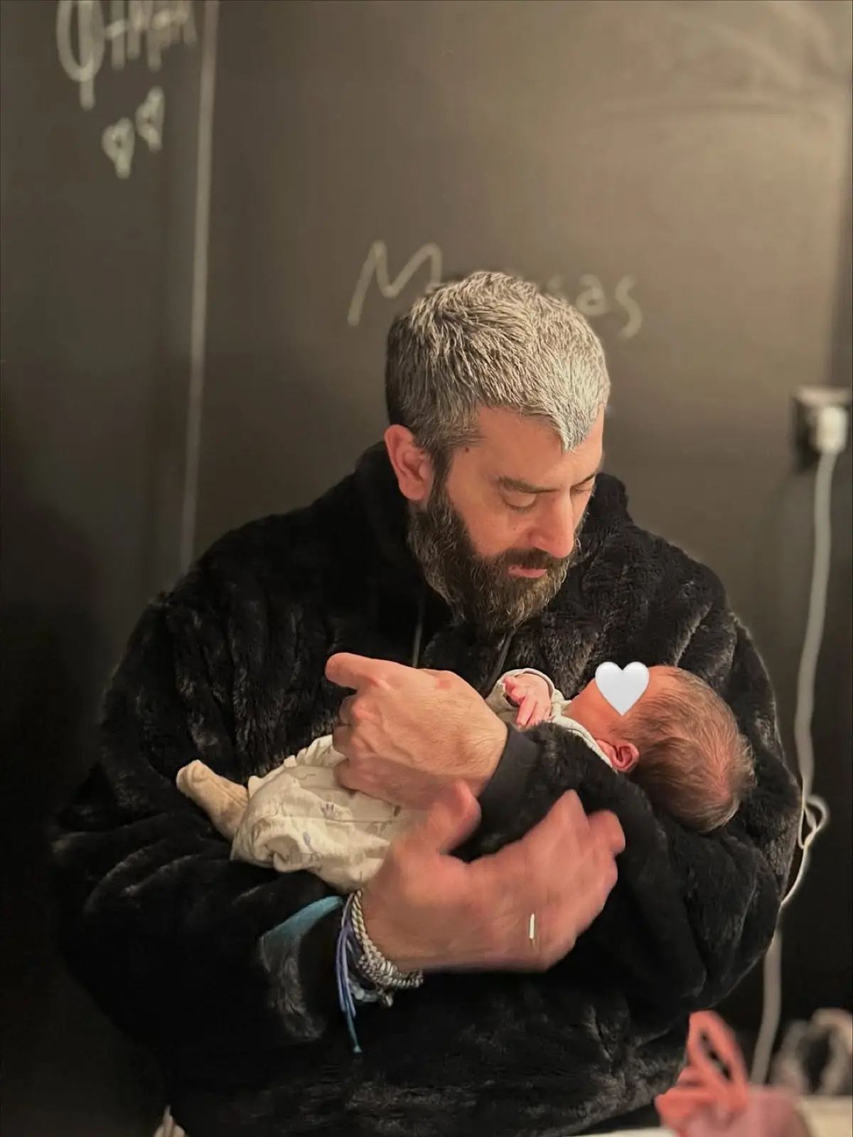 Ο Μιχάλης Ρουμπής αγκαλιά με τον γιο του