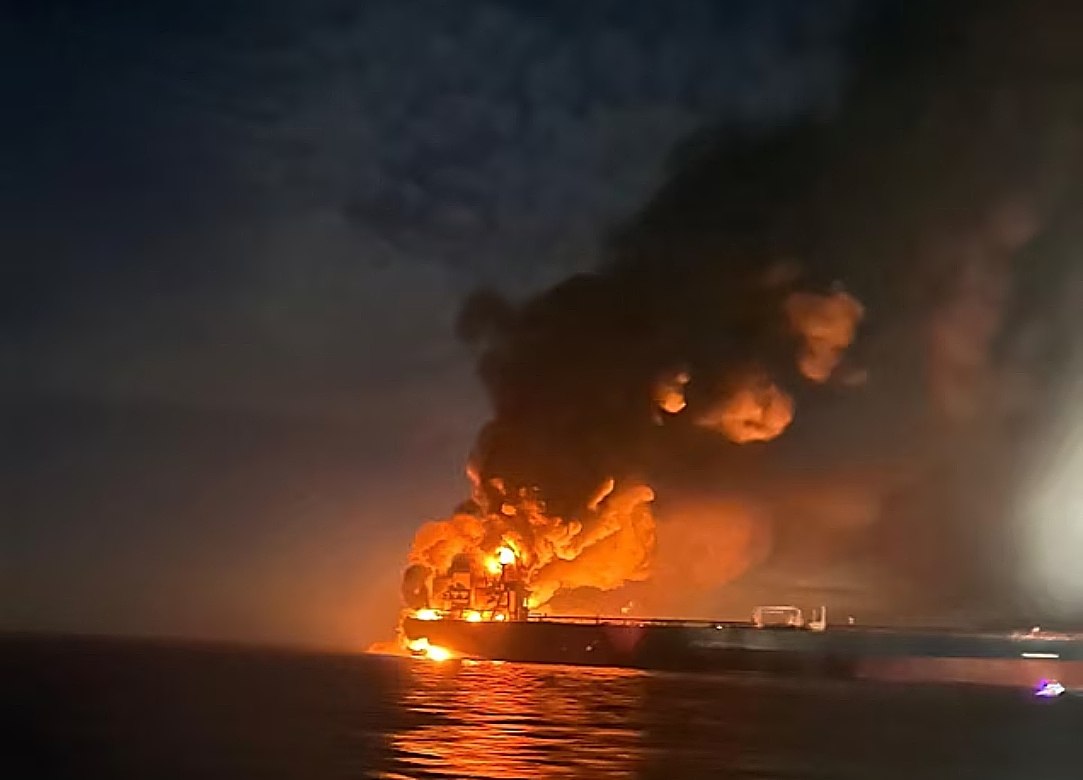 Ισχυρές εκρήξεις σε δύο τάνκερ στη Μαύρη Θάλασσα