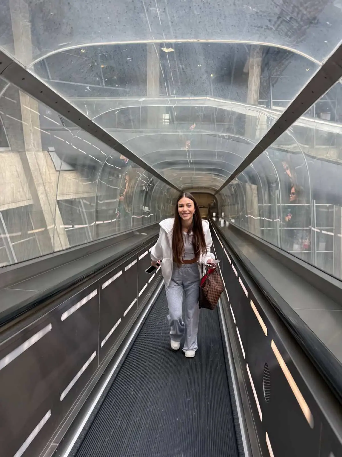 Γεωργίου – Χριστοδούλου: Φρέσκες εικόνες από την πρώτη τους εξόρμηση μετά τη γέννηση της κόρης τους 32 Η Σιμώνη Χριστοδούλου και ο Ανδρέας Γεωργίου στο Παρίσι