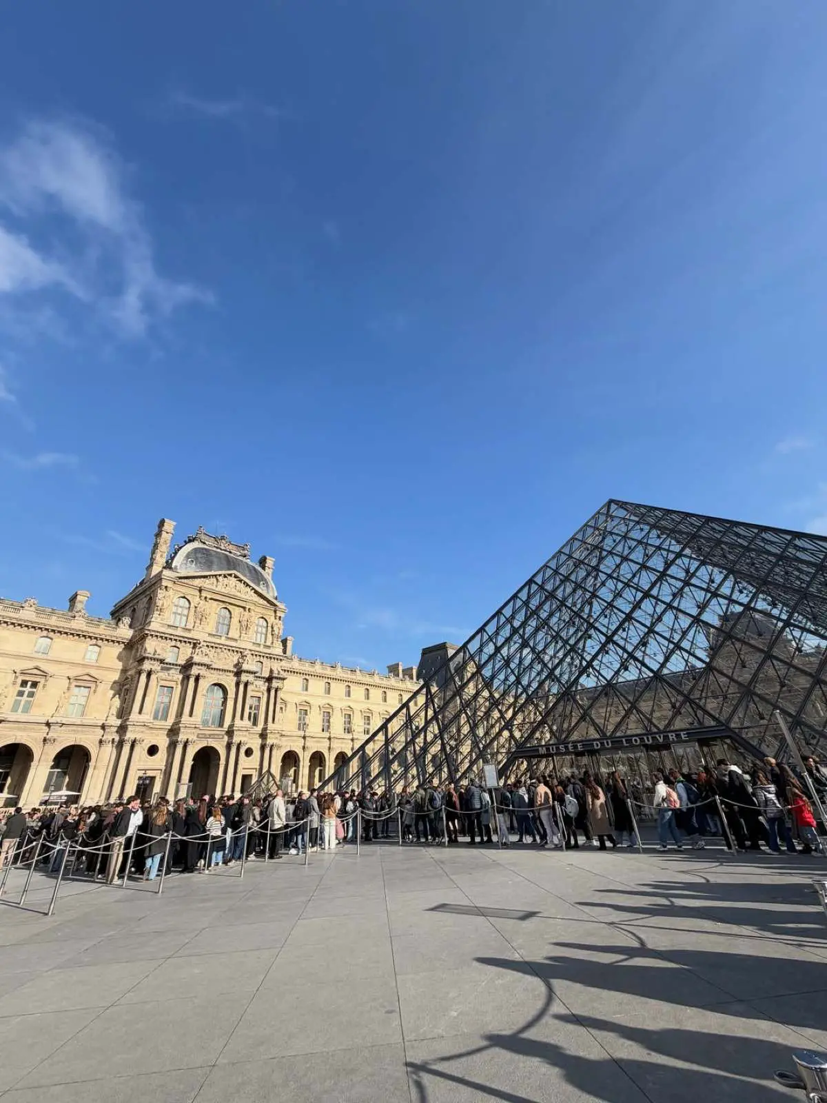 Γεωργίου – Χριστοδούλου: Φρέσκες εικόνες από την πρώτη τους εξόρμηση μετά τη γέννηση της κόρης τους 28 Η Σιμώνη Χριστοδούλου και ο Ανδρέας Γεωργίου στο Παρίσι